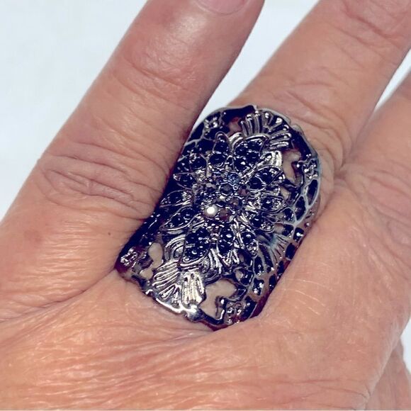 Vintage Black Crystal & Rhinestone Dark Metal Ring 1.25” Sz 7 Vintage Gorgeous - Picture 1 of 10